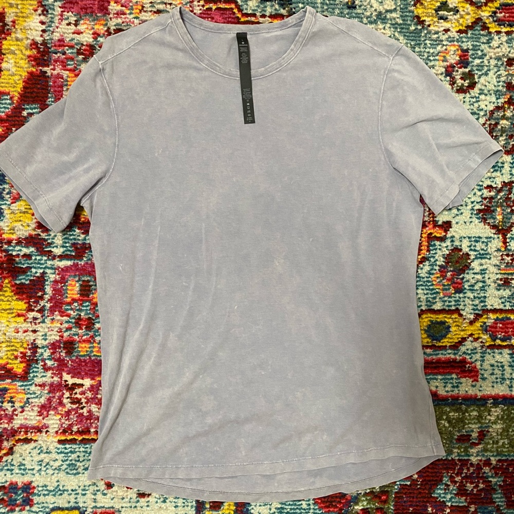 Never worn Lululemon men’s short sleeve